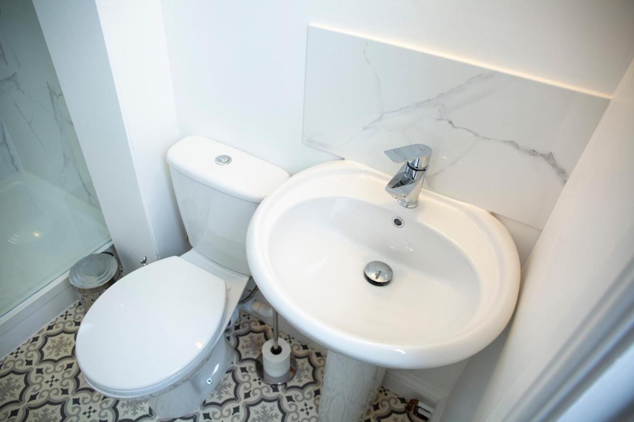 Modern Townhouse Apartment With Free Parking And Wifi Stratford-upon-Avon Kültér fotó